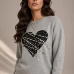 6717 MAGLIA DONNA CON CUORE IN JEANS E PAILETTS.VESTIBILITA' MORBIDA TESSUTO IN MISTO VISCOSA