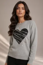 6717 MAGLIA DONNA CON CUORE IN JEANS E PAILETTS.VESTIBILITA' MORBIDA TESSUTO IN MISTO VISCOSA